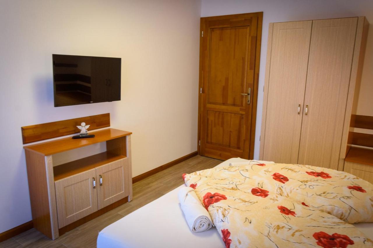 Tulipan Vendeghaz Hotel เออร์เวนเยช ภายนอก รูปภาพ