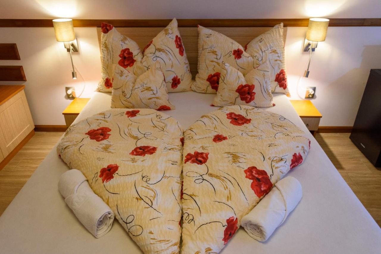 Tulipan Vendeghaz Hotel เออร์เวนเยช ภายนอก รูปภาพ