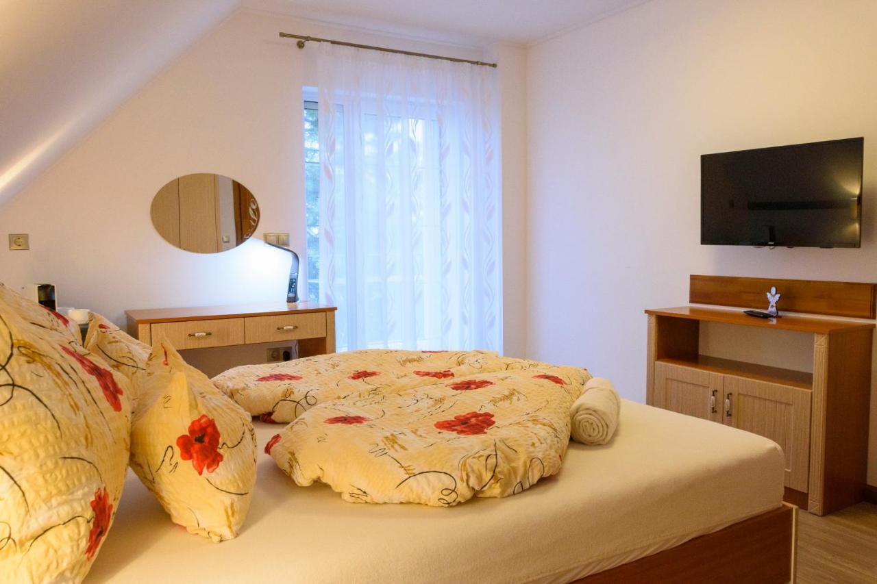 Tulipan Vendeghaz Hotel เออร์เวนเยช ภายนอก รูปภาพ