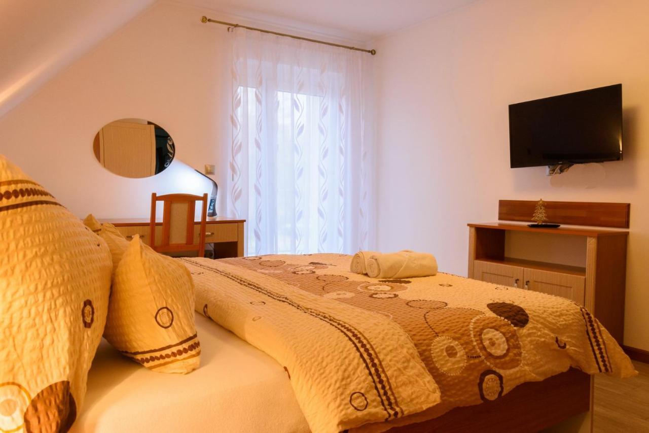 Tulipan Vendeghaz Hotel เออร์เวนเยช ภายนอก รูปภาพ
